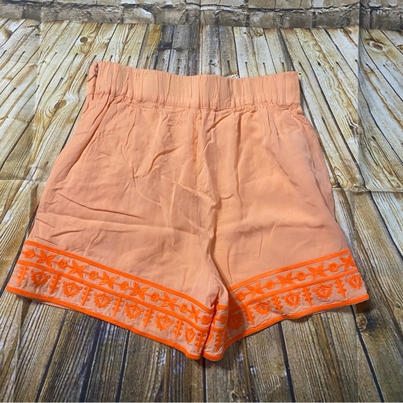 Gianni Bini Orange Floral Embroidered Stretch Waist Side Zip Shorts - Picture 4 of 5